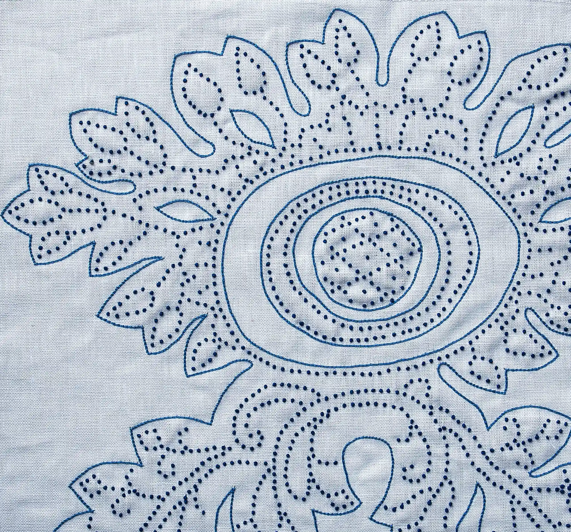 PITLOCHRY MEDALLION — IVORY/BLUE