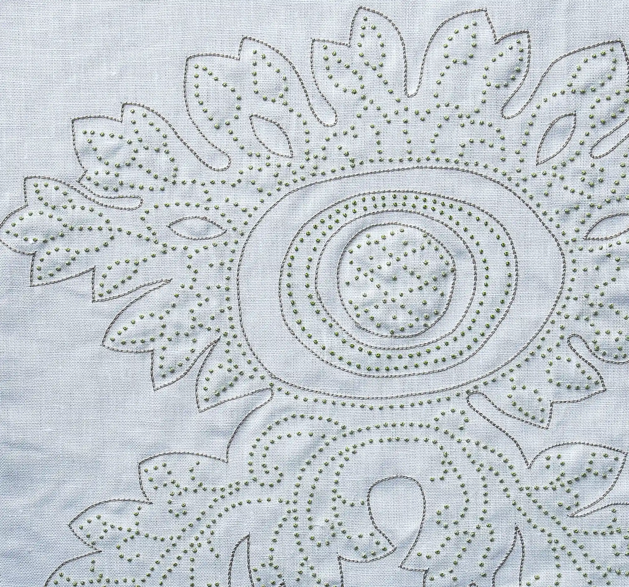 PITLOCHRY MEDALLION — IVORY/GREEN